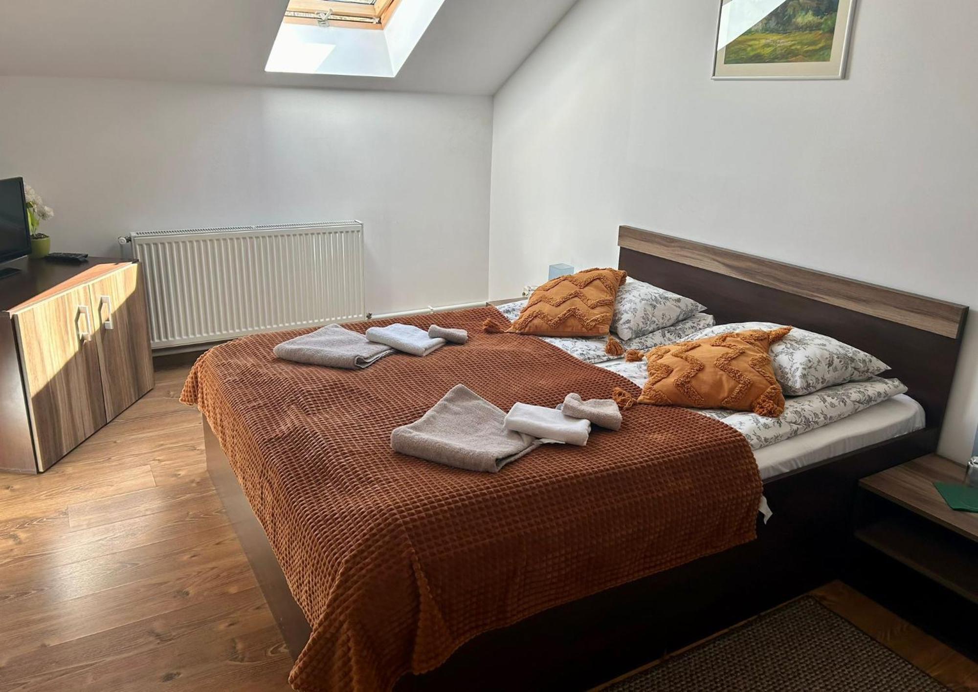 Bed and Breakfast Aranykakas étterem és panzió à Sîndominic Extérieur photo